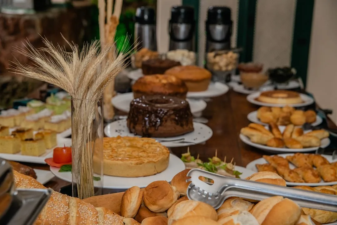 Pães, tortas e salgadinhos da Pousada Vovô Chiquinho em Tiradentes