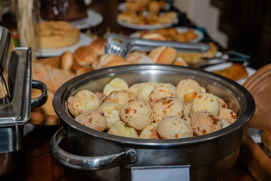 Pão de queijo quentinho da Pousada Vovô Chiquinho em Tiradentes